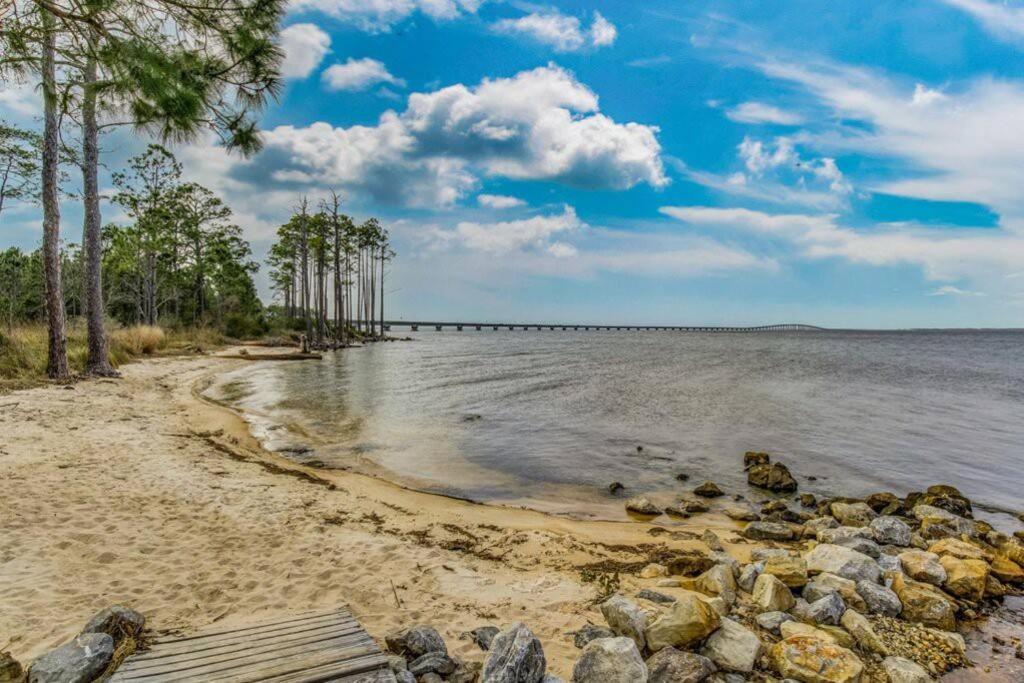 Woodsy Retreat, Steps To Bay - Hot Tub! Villa Gulf Breeze Exteriör bild