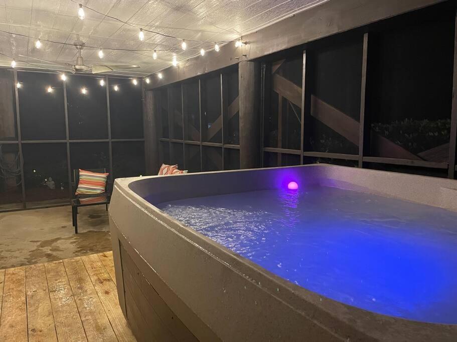 Woodsy Retreat, Steps To Bay - Hot Tub! Villa Gulf Breeze Exteriör bild