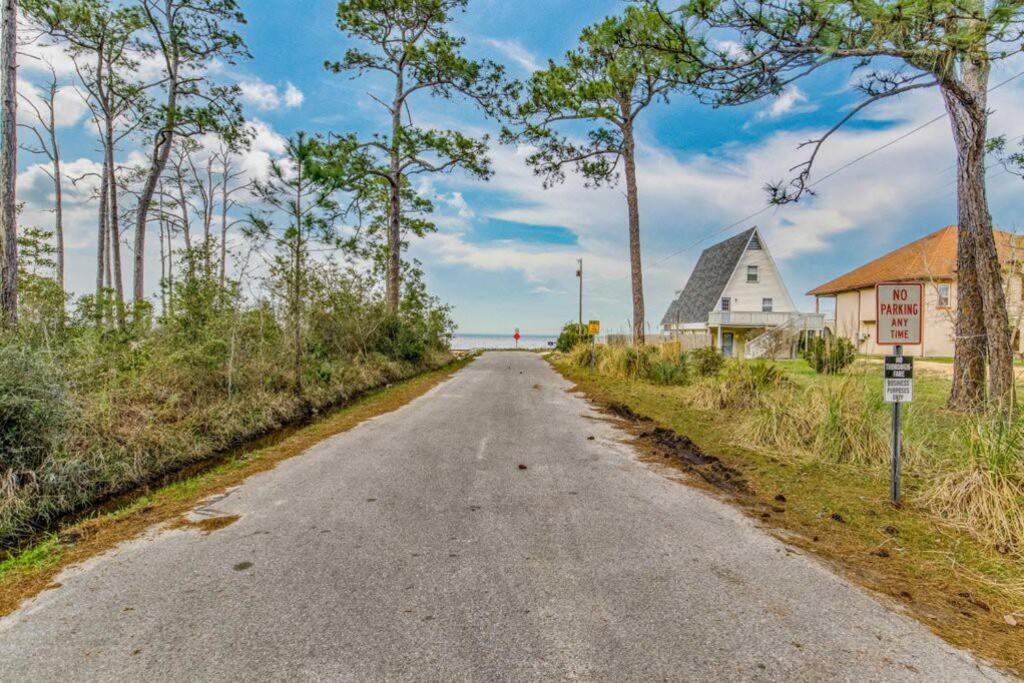Woodsy Retreat, Steps To Bay - Hot Tub! Villa Gulf Breeze Exteriör bild