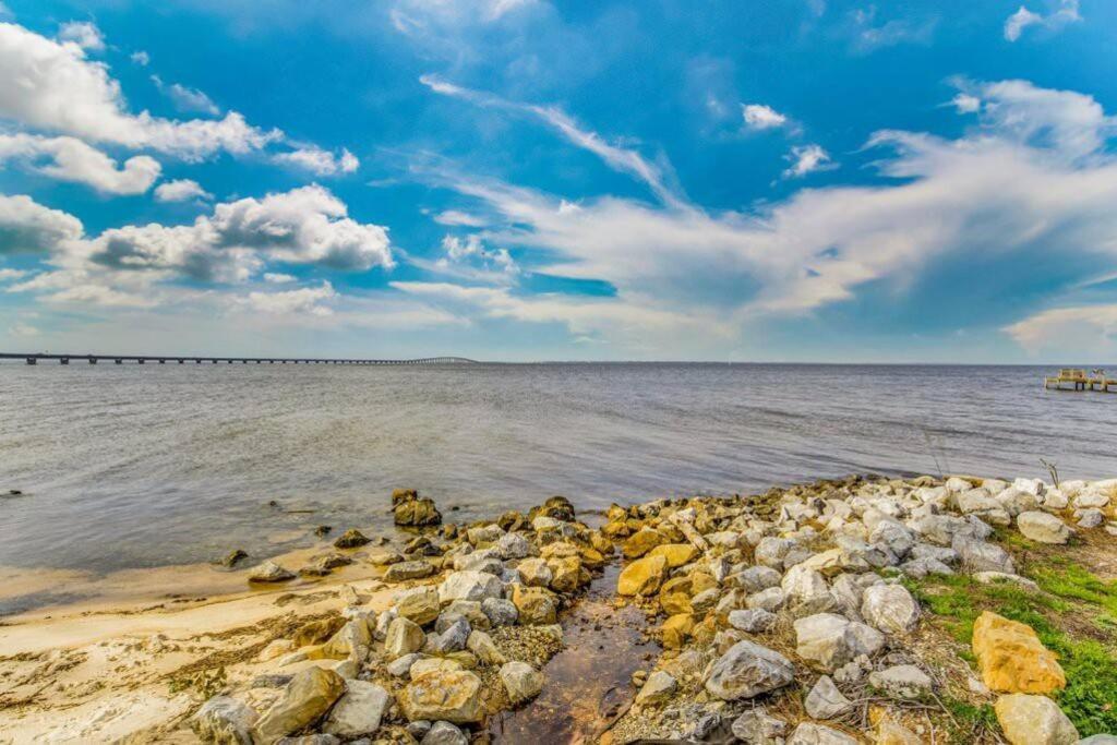 Woodsy Retreat, Steps To Bay - Hot Tub! Villa Gulf Breeze Exteriör bild